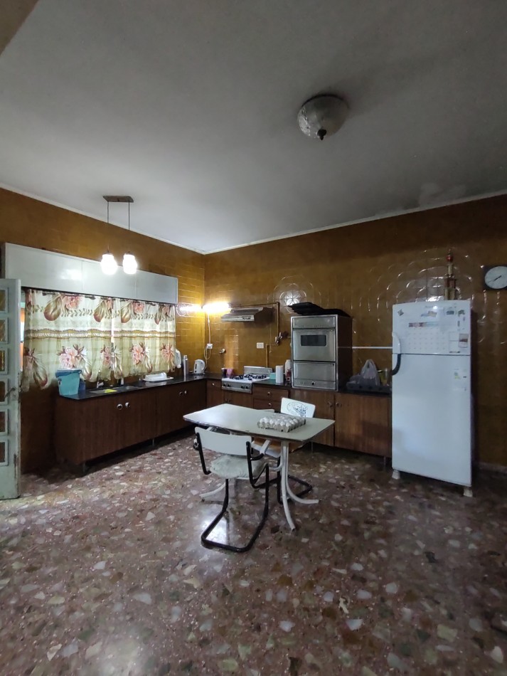 Casa de 3 dormitorios con local comercial sobre Av. Almafuerte