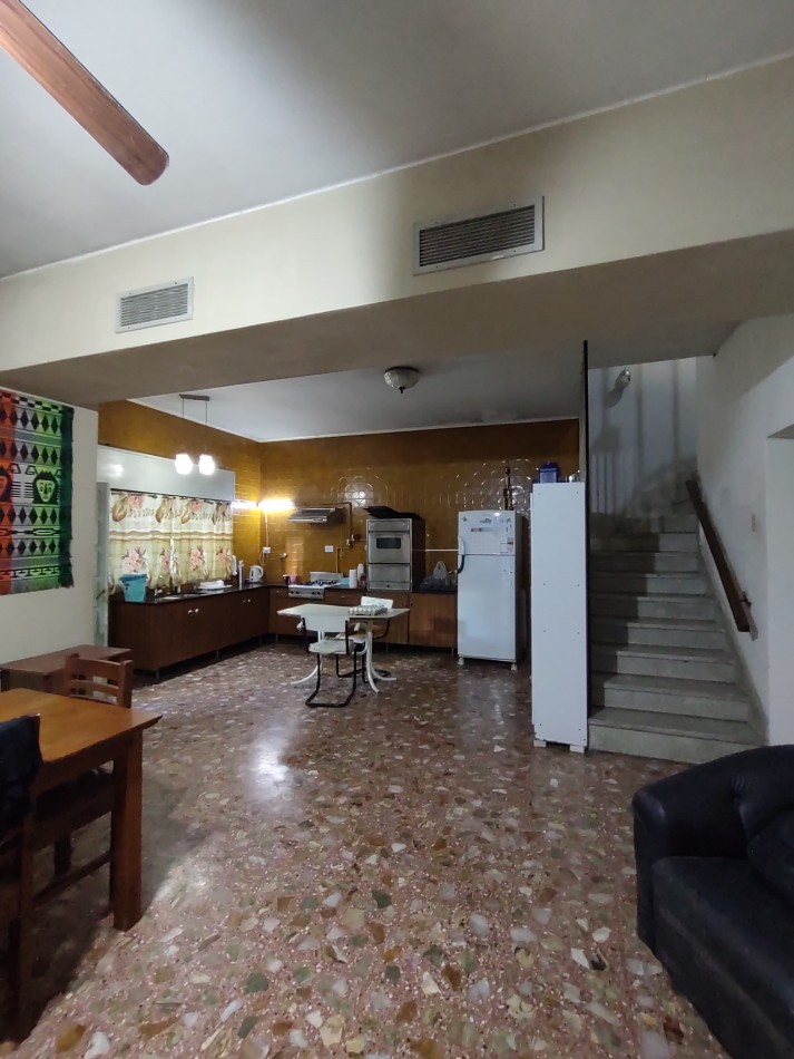 Casa de 3 dormitorios con local comercial sobre Av. Almafuerte