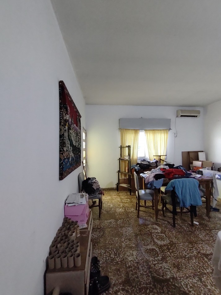 Casa de 3 dormitorios con local comercial sobre Av. Almafuerte