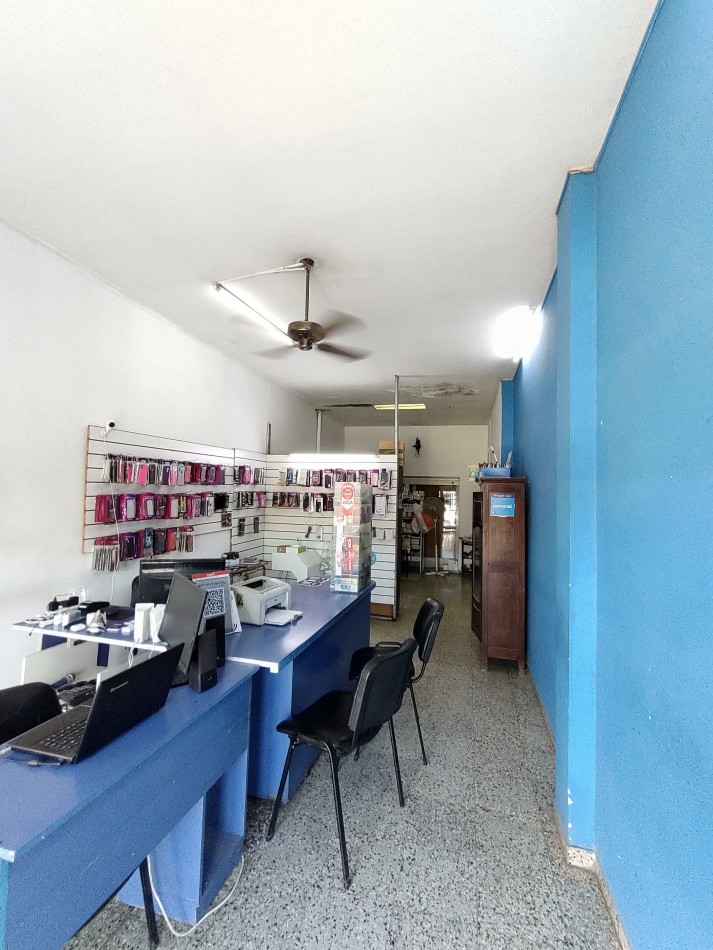 Casa de 3 dormitorios con local comercial sobre Av. Almafuerte