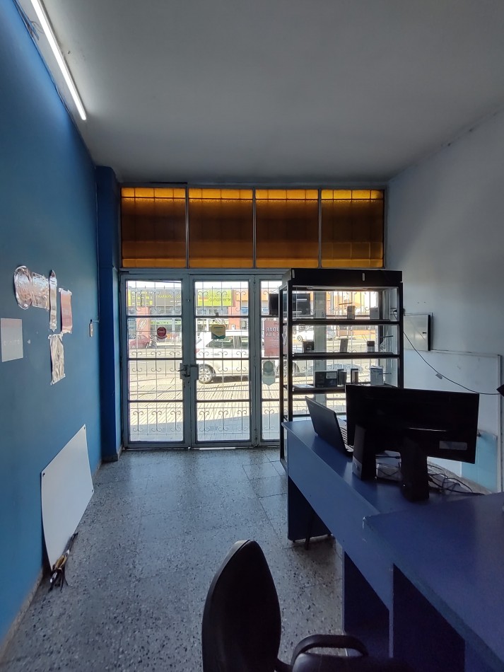 Casa de 3 dormitorios con local comercial sobre Av. Almafuerte