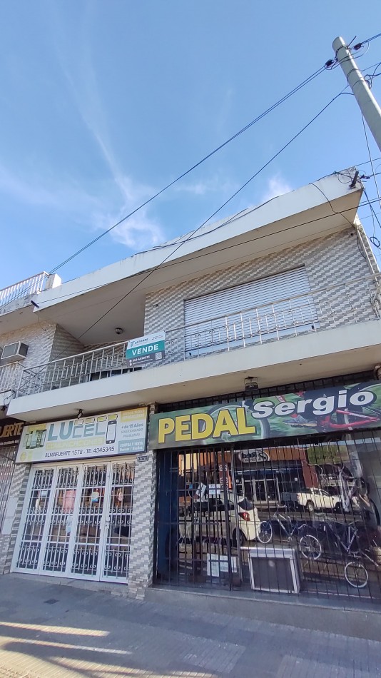 Casa de 3 dormitorios con local comercial sobre Av. Almafuerte