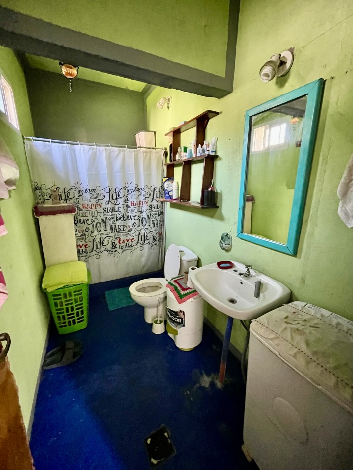 Casa de 2 dormitorios con local comercial 