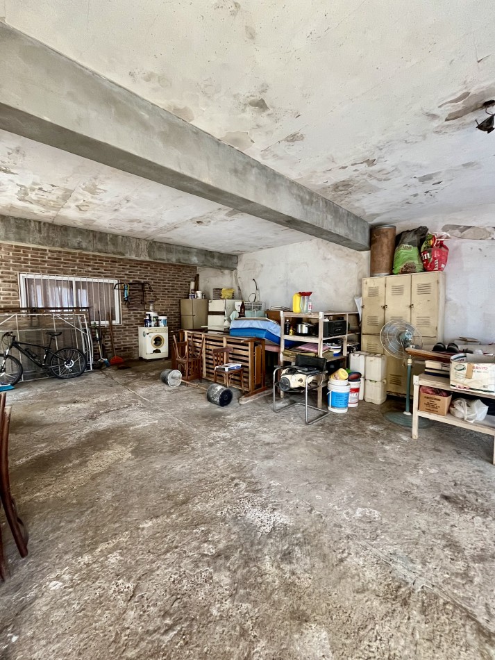 Casa de 2 dormitorios con local comercial 