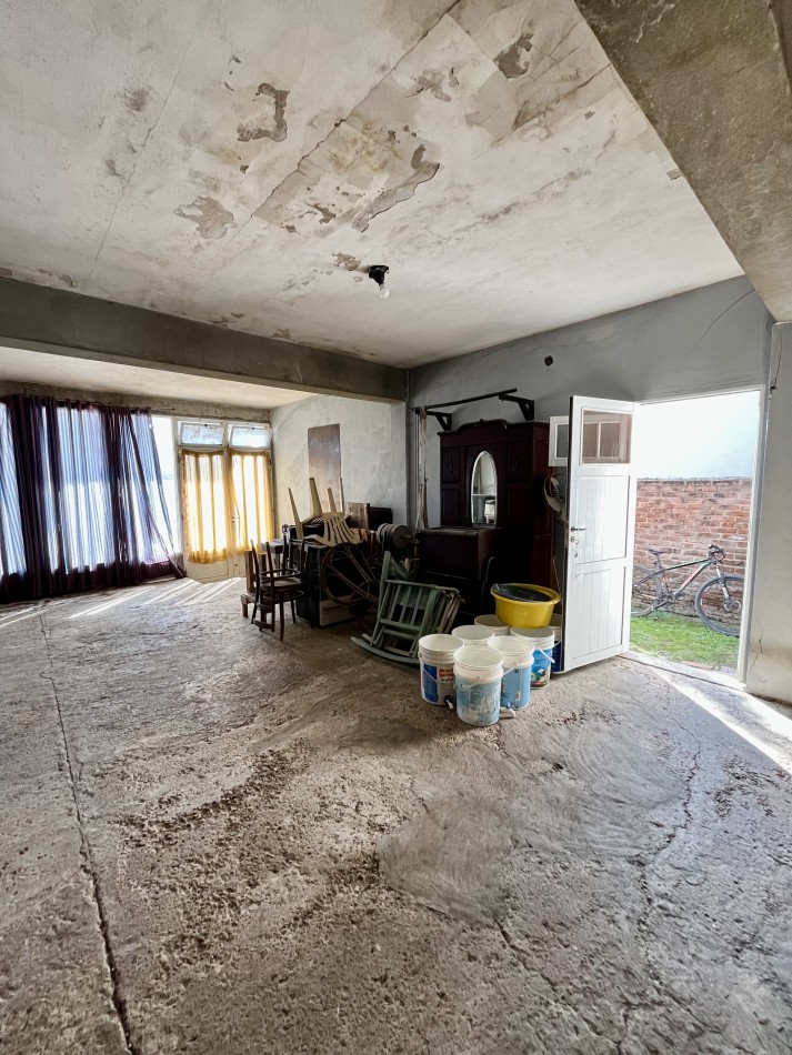 Casa de 2 dormitorios con local comercial 