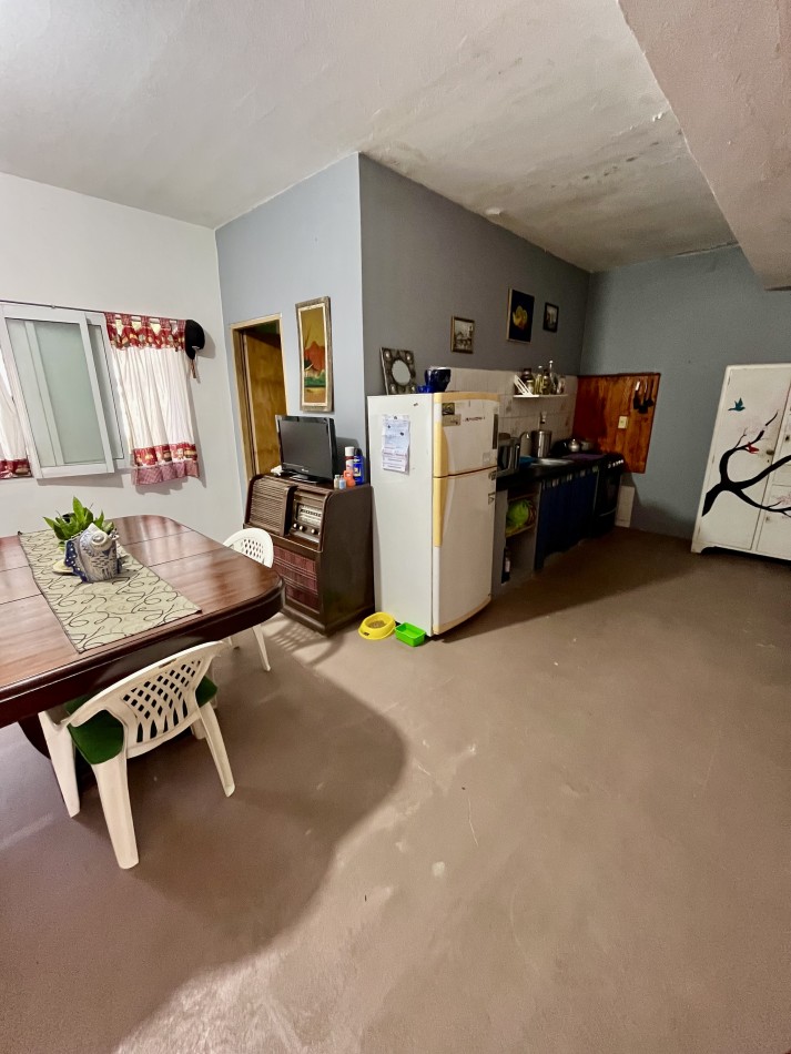 Casa de 2 dormitorios con local comercial 