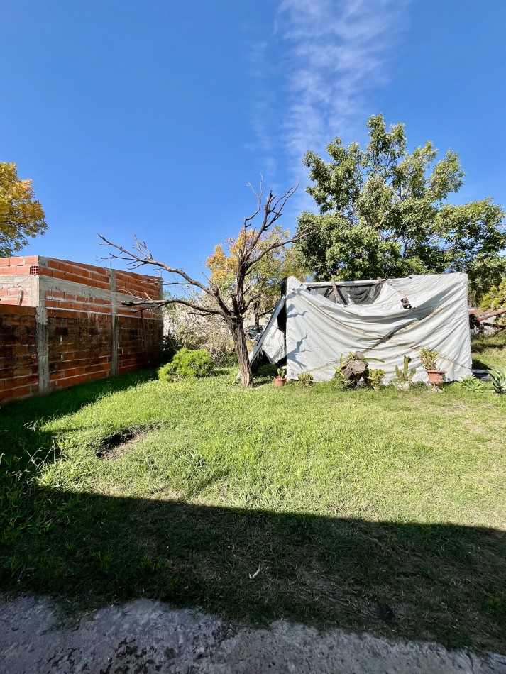 Casa de 2 dormitorios con local comercial 