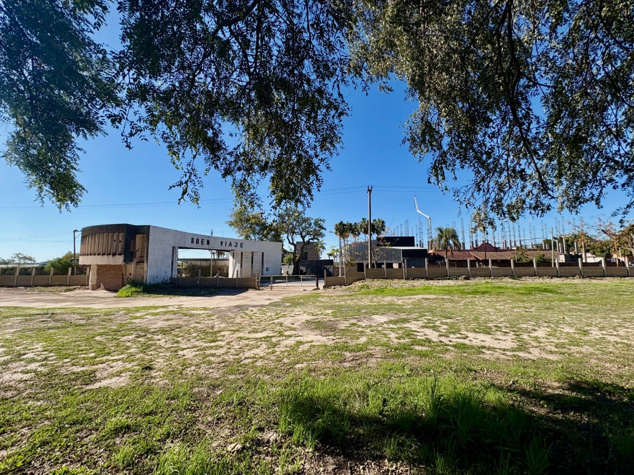 Gran terreno sobre Av. Estrada