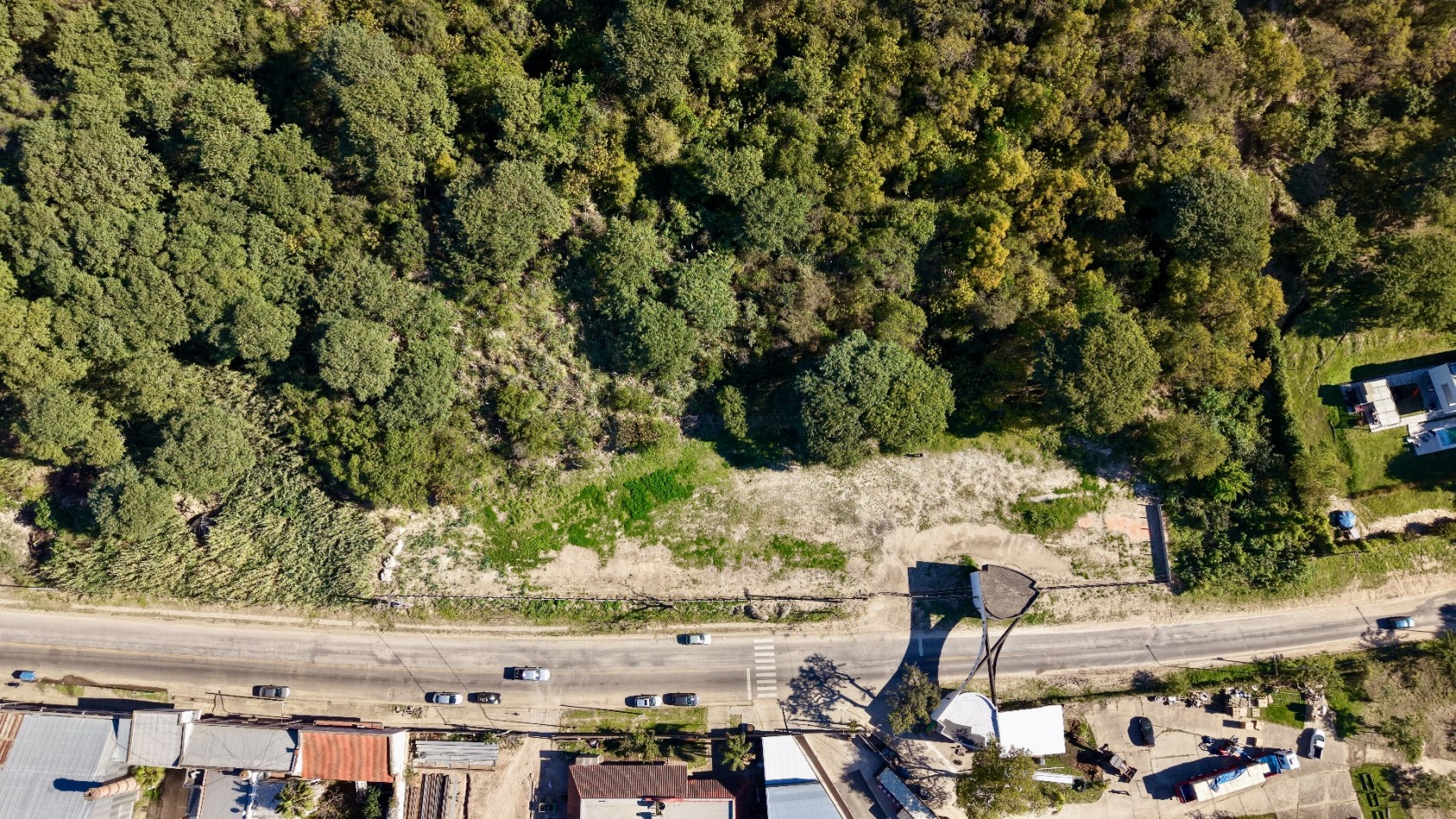 Gran terreno sobre Av. Estrada